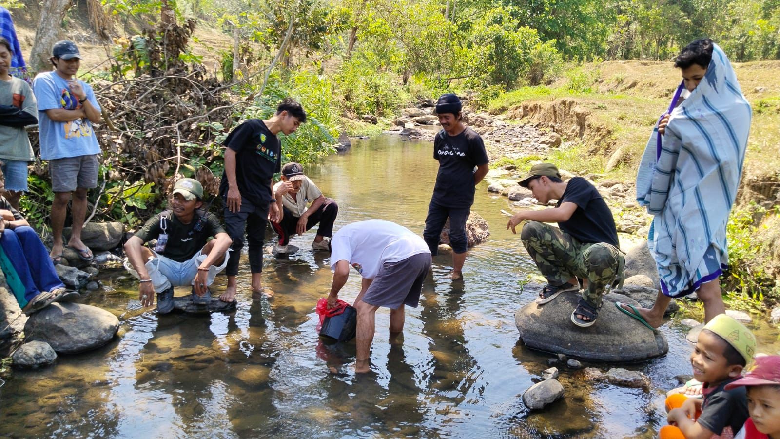 Youth Camp Sulsel 2023 di Bulukumba: Para pemuda menebar benih ikan di Sungai Salajueng