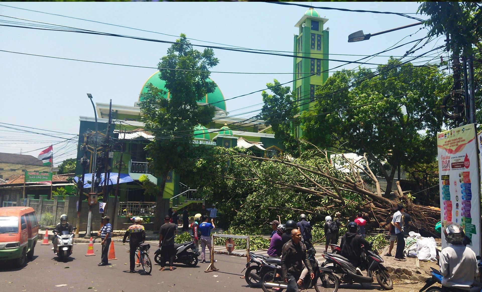 Pohon besar tumbang di Jalan Suryani, Kota Bandung, Sabtu 28 Oktober 2023 siang