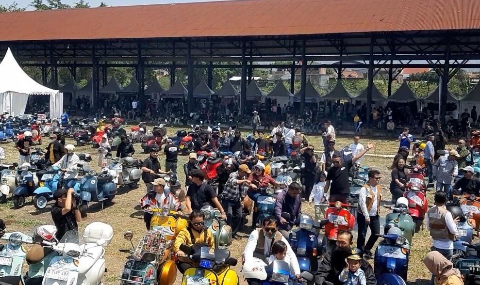 Puluhan peserta VesParty 2023 Bandung serempak membuka acara dengan selahan pertama dan tarik gas