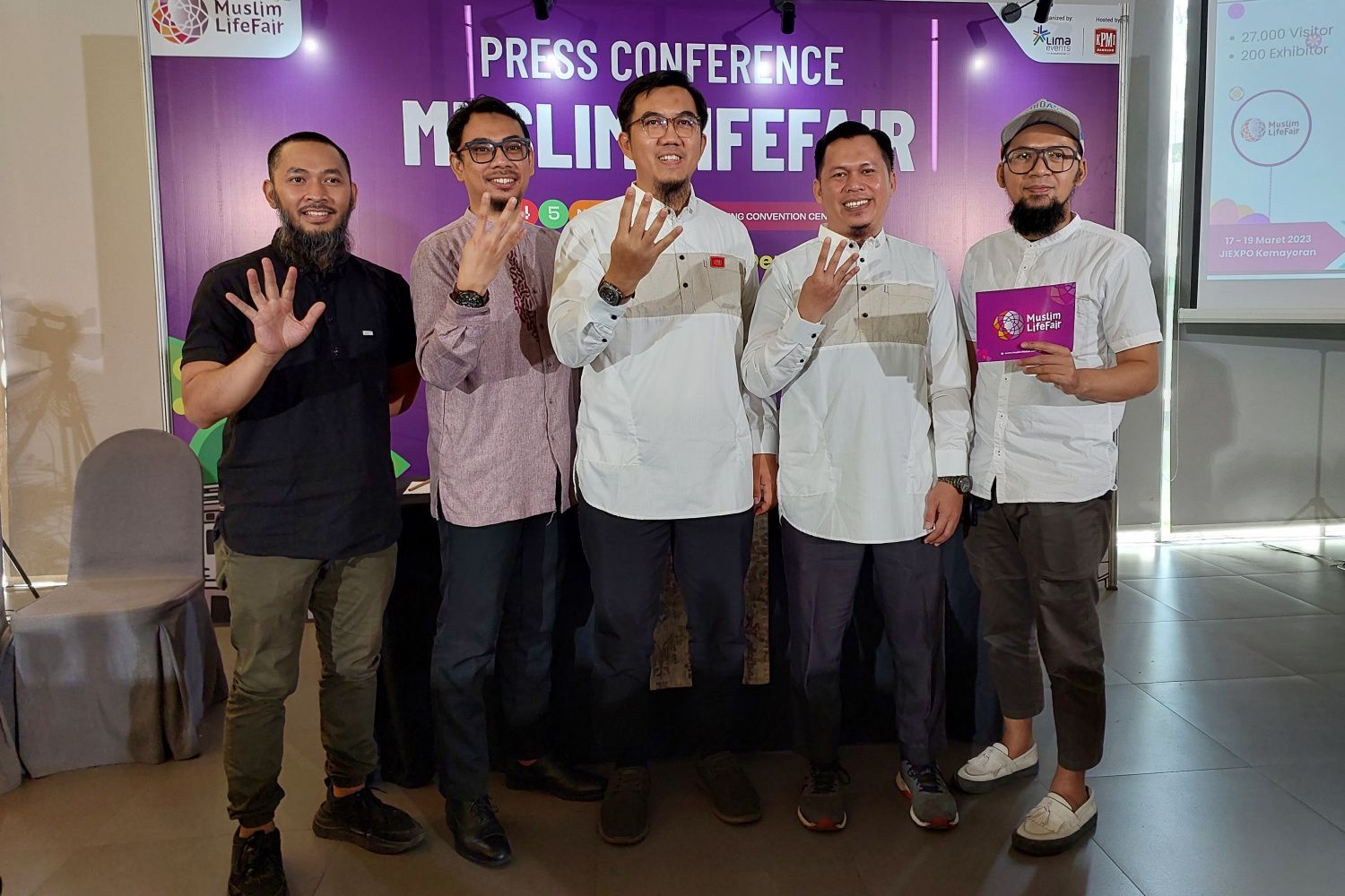 Foto bersama seusai press conference Muslim LifeFair Bandung 2023 di Hotel Malaka, Kota Bandung, Kamis 19 Oktober 2023.