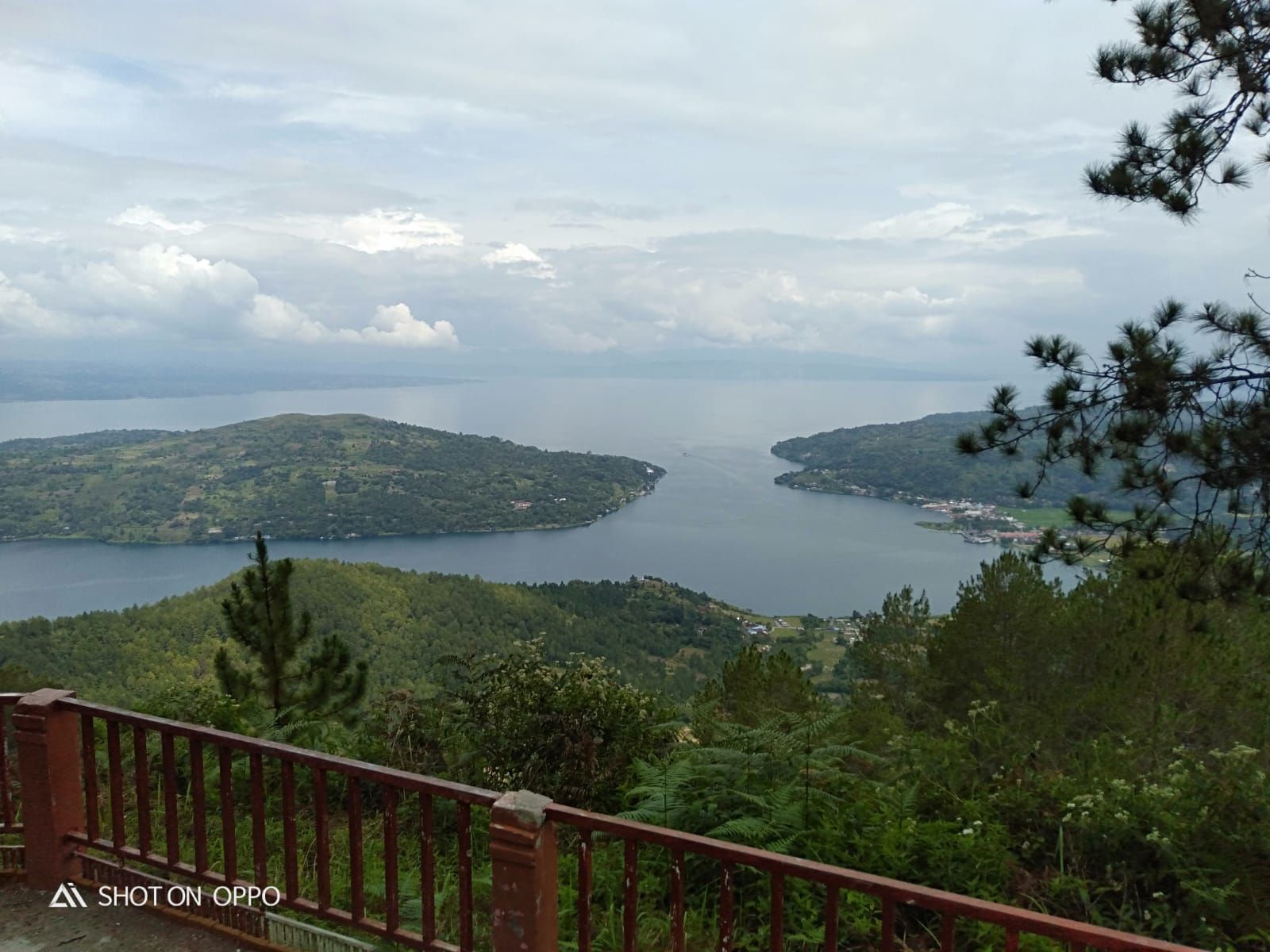 Pemandangan Danau Toba dari atas Bukit Sipinsur