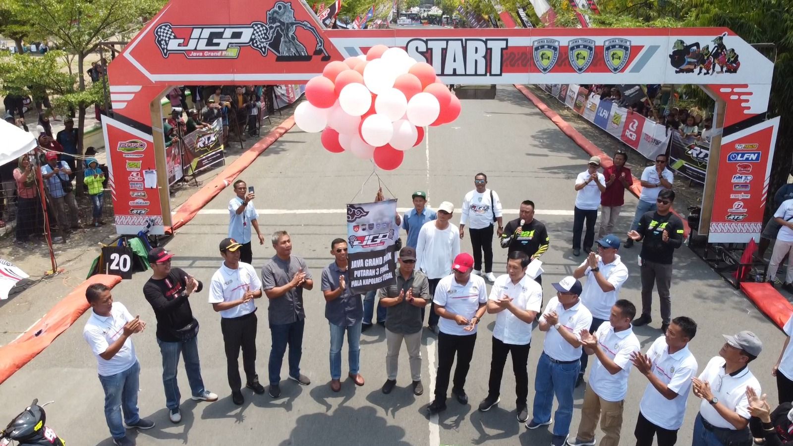 Kapolres Tegal AKBP Mochammad Sajarod Zakun melakukan penerbangan balon sebagai tanda dibukanya Road Race Java Grand Prix Seri ke-3 Piala Kapolres Tegal 2023.