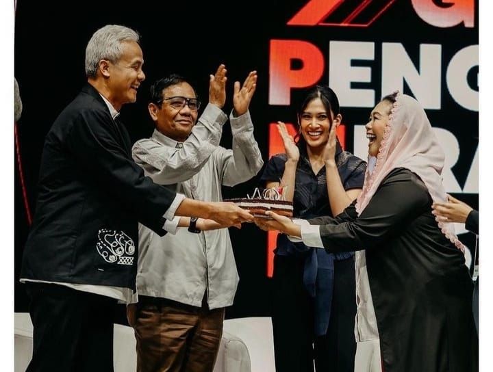 Foto momentum kejutan dari Yenny Wahid kepada Ganjar Pranowo saat ultah ke-55 di Jakarta, yang kini postingan foto tersebut di-repost oleh Yenny Wahid hingga trungkap alasan khusus mendukung pasangan Ganjar-Mahfud MD.