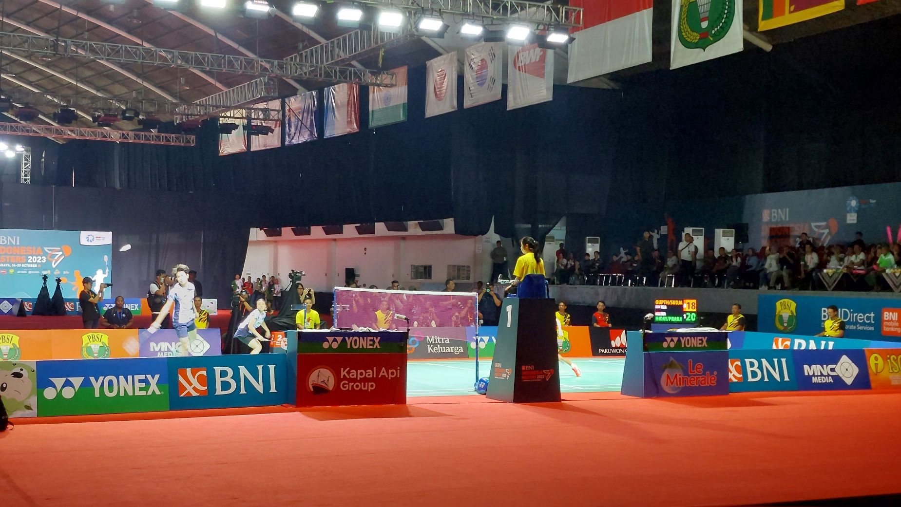 Suasana pertandingan final ganda campuran BNI Indonesia Masters 2023