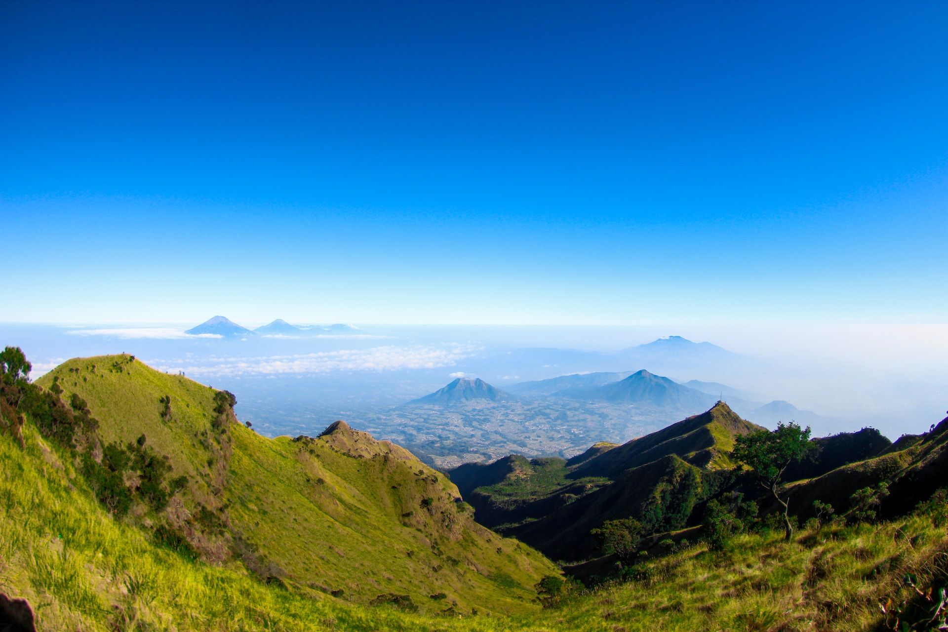 Pemandangan alam yang memukau di atas Gunung Merbabu