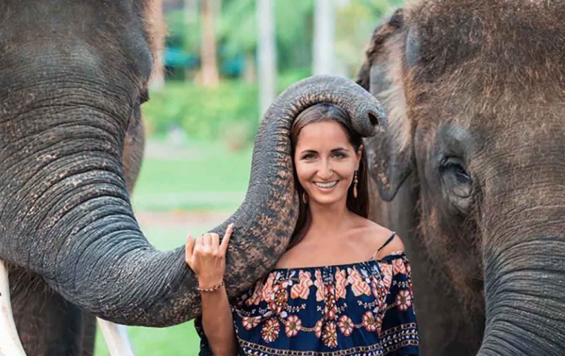 Berinteraksi dengan Gajah Sumatera di Desa Wisata Carangsari, Bali.