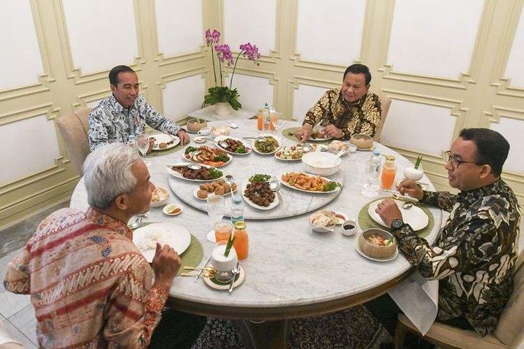 Presiden Joko Widodo (kedua kiri) bersama bakal calon presiden Prabowo Subianto (kedua kanan), Ganjar Pranowo (kiri) dan Anies Baswedan (kanan) makan siang bersama saat melakukan pertemuan di Istana Merdeka, Jakarta, Senin (30/10/2023). ANTARA FOTO/Hafidz Mubarak A/Spt.