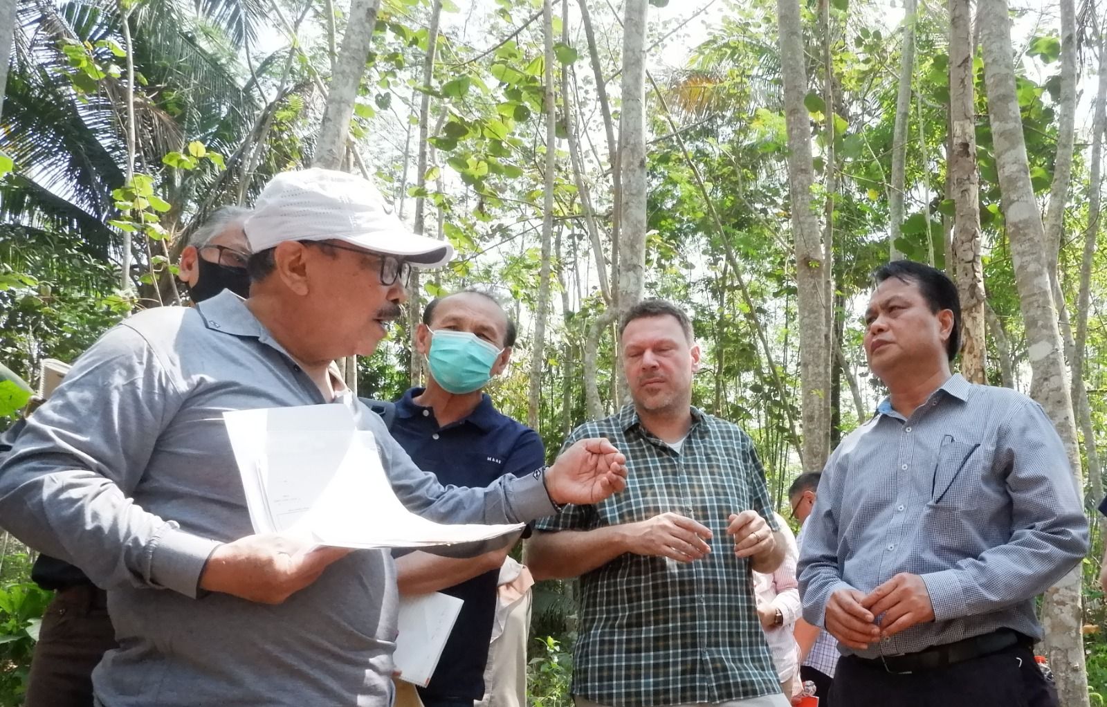 Direktur Jenderal DOFI Laos, Khamphone Mounlamai (kanan) dan delegasi Laos mendengarkan penjelasan penerapan SVLK di hutan rakyat yang dikelola petani di Malang, Provinsi Jawa Timur.