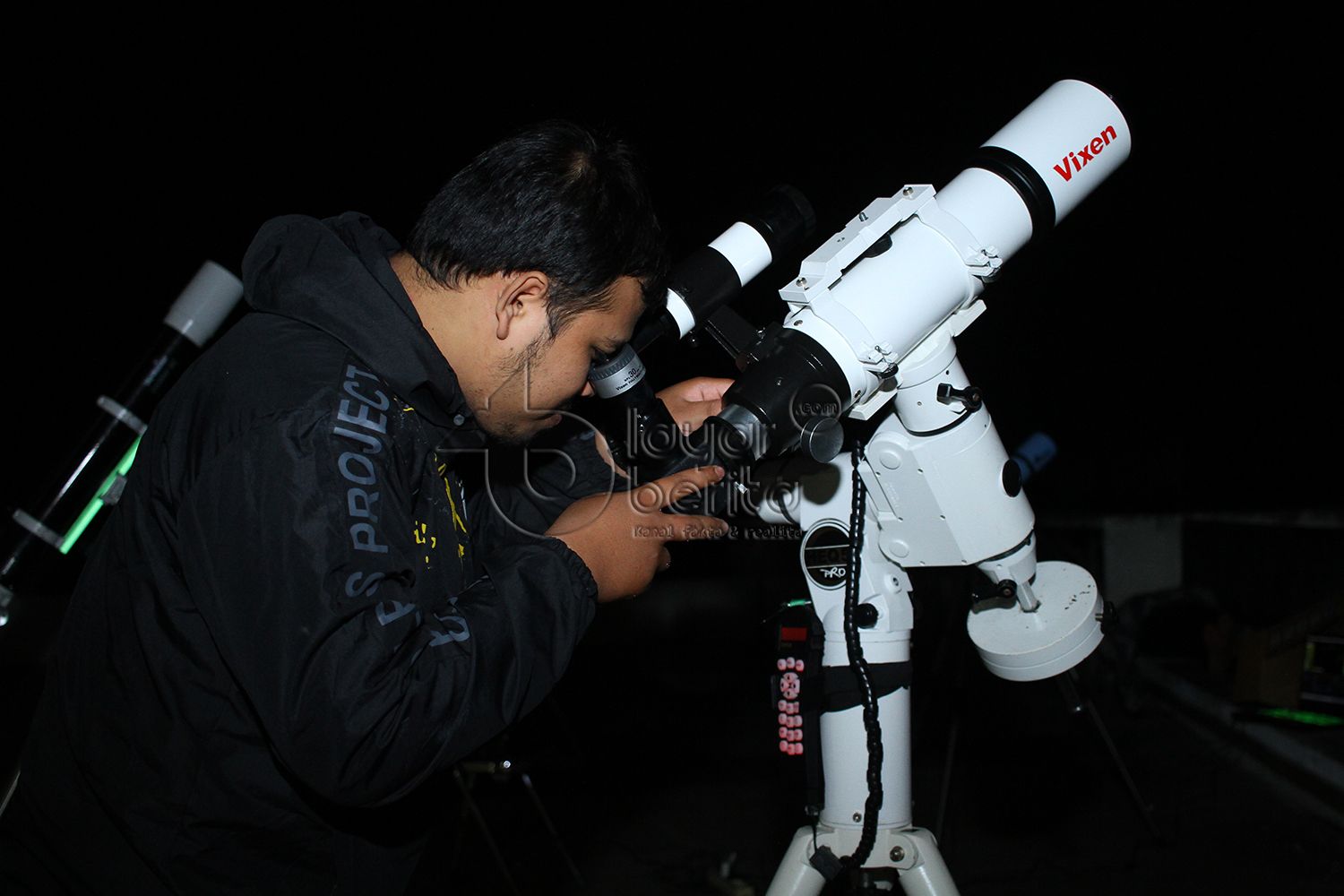 Pengamatan gerhana bulan parsial oleh masyarakat di IAIN Lhokseumawe