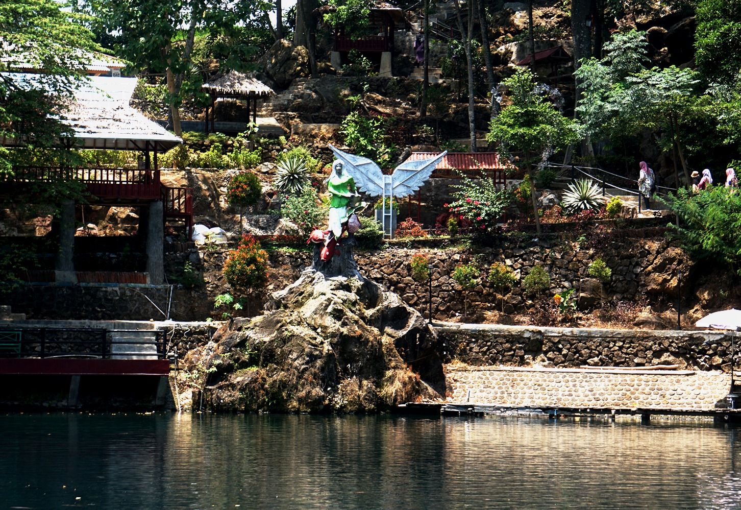 Patung Nyi Bomas Inten sang penunggu Telaga Biru Cicerem mempercantik pesona wisata yang berlokasi di Desa Kaduela, Kecamatan Pasawahan, Kabupaten Kuningan, Jawa Barat.*