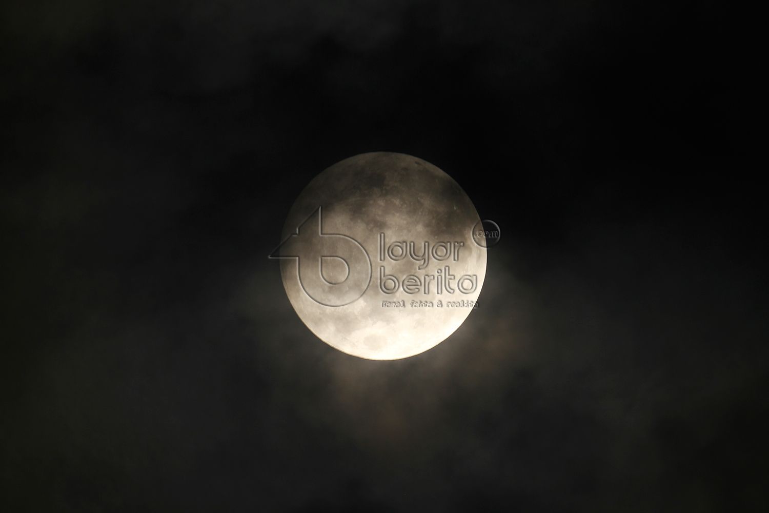 Gerhana bulan parsial terlihat di langit Lhokseumawe
