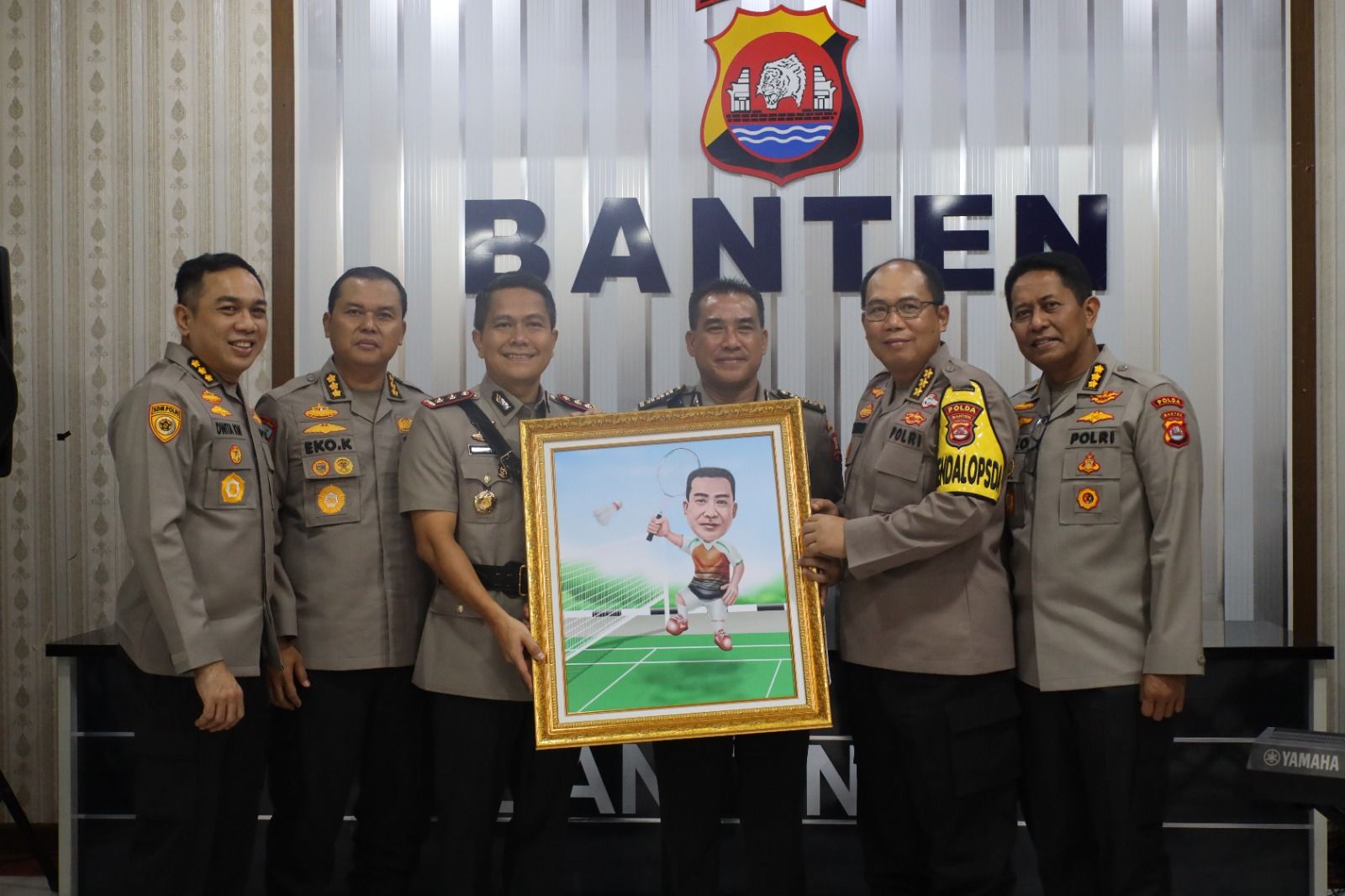 Dirpamobvit Polda Banten lama, Kombes Pol Edy Sumardi (keempat dari kiri) menerima kenang-kenangan dari Polda Banten.