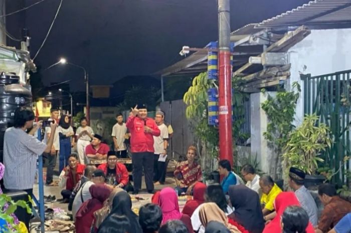 Wakil Sekretaris DPC PDI Perjuangan Kota Surabaya Achmad Hidayat saat menggelar sapa warga di perkampungan Kota Surabaya, Senin, 30 Oktober 2023.