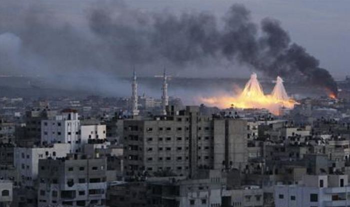 Bom fosfor putih meledak di kota Gaza selama serangan tiga minggu Israel, dalam file foto 8 Januari 2009 ini. 