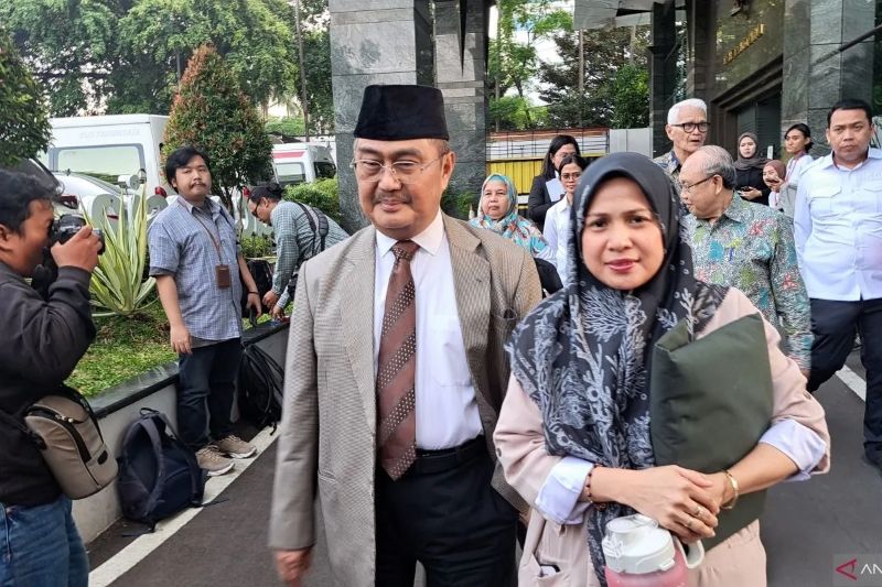 Ketua MKMK Jimly Asshiddiqie (kiri) tiba di Gedung MK sebelum pertemuan tertutup dengan sembilan hakim konstitusi di Gedung MK, Jakarta, Senin, 30 Oktober 2023.