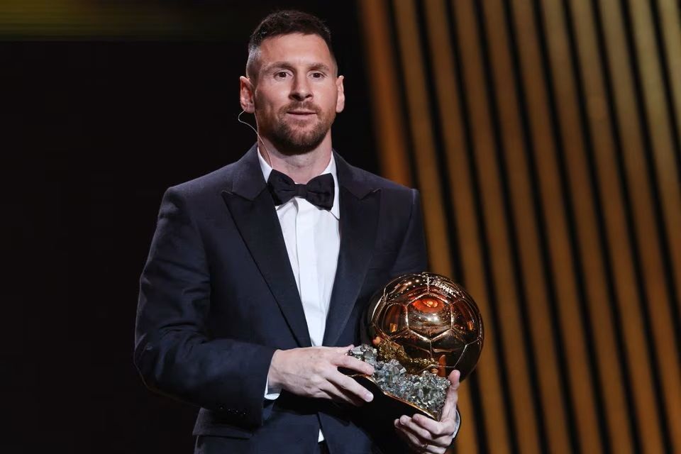 Lionel Messi dari Inter Miami dengan Ballon d'Or.