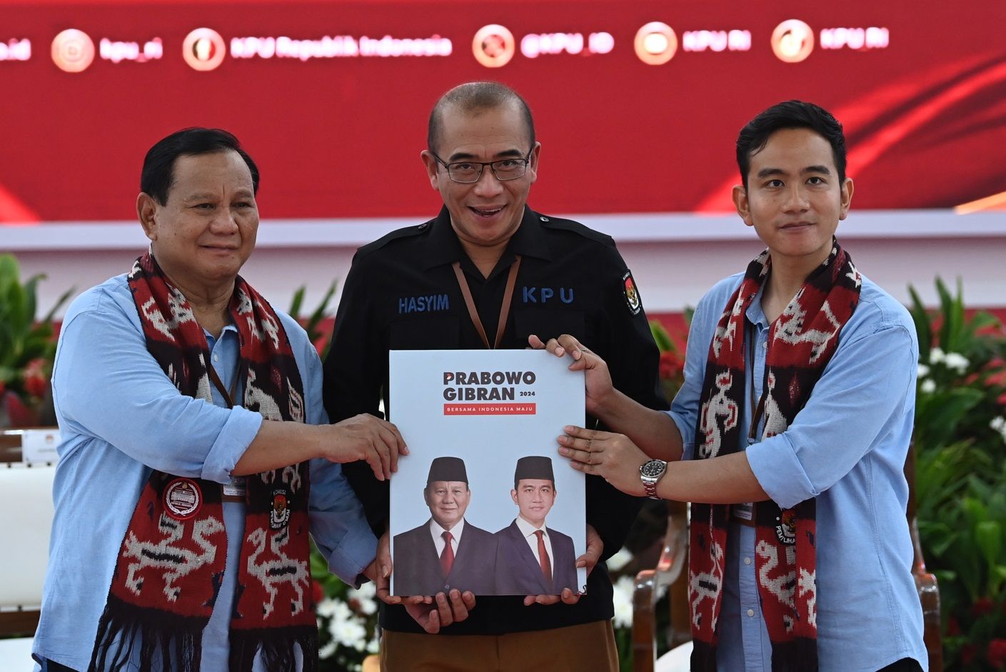 Ketua KPU Hasyim Asy'ari (tengah) menerima berkas pendaftaran pencalonan dari pasangan bakal calon presiden dan wakil presiden Prabowo Subianto (kiri) dan Gibran Rakabuming Raka (kanan) di Kantor KPU Pusat, Jakarta pada Rabu, 25 Oktober 2023.