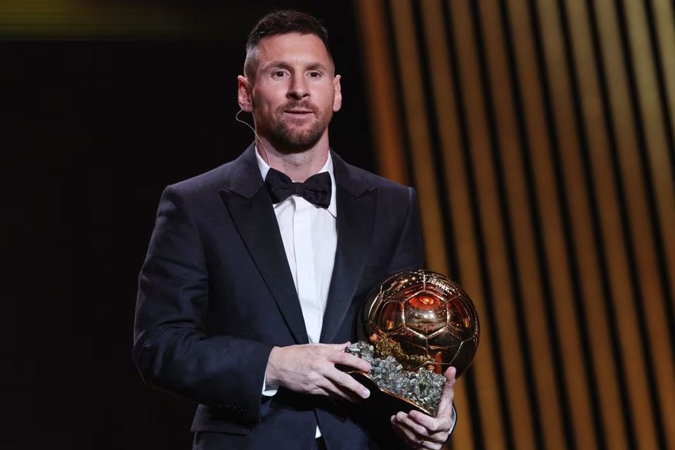 Lionel Messi dari Inter Miami dengan Ballon d'Or putra 