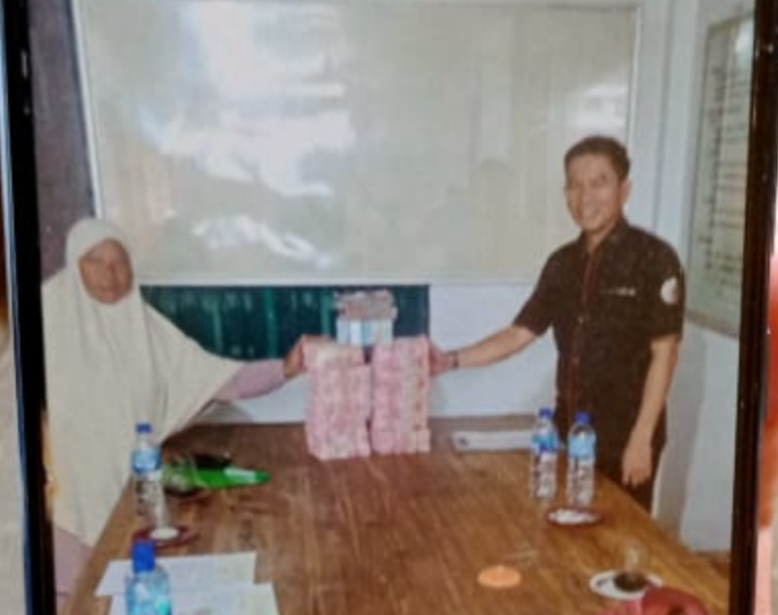 Ketua DPRD Kabupaten Konsel, Irham Kalenggo (kanan) bersama Ibu Suni (kiri). 
