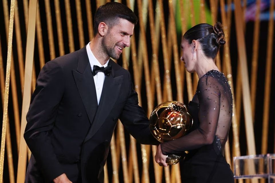 Aitana Bonmati menerima Ballon d'Or putri dari legenda tenis Novak Djokovic. 