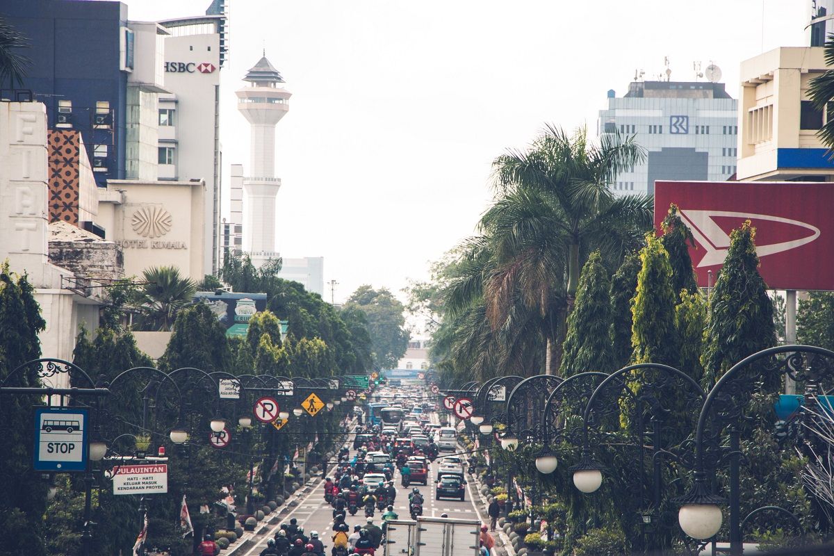 Ilustrasi pemandangan jalan utama di Kota Bandung
