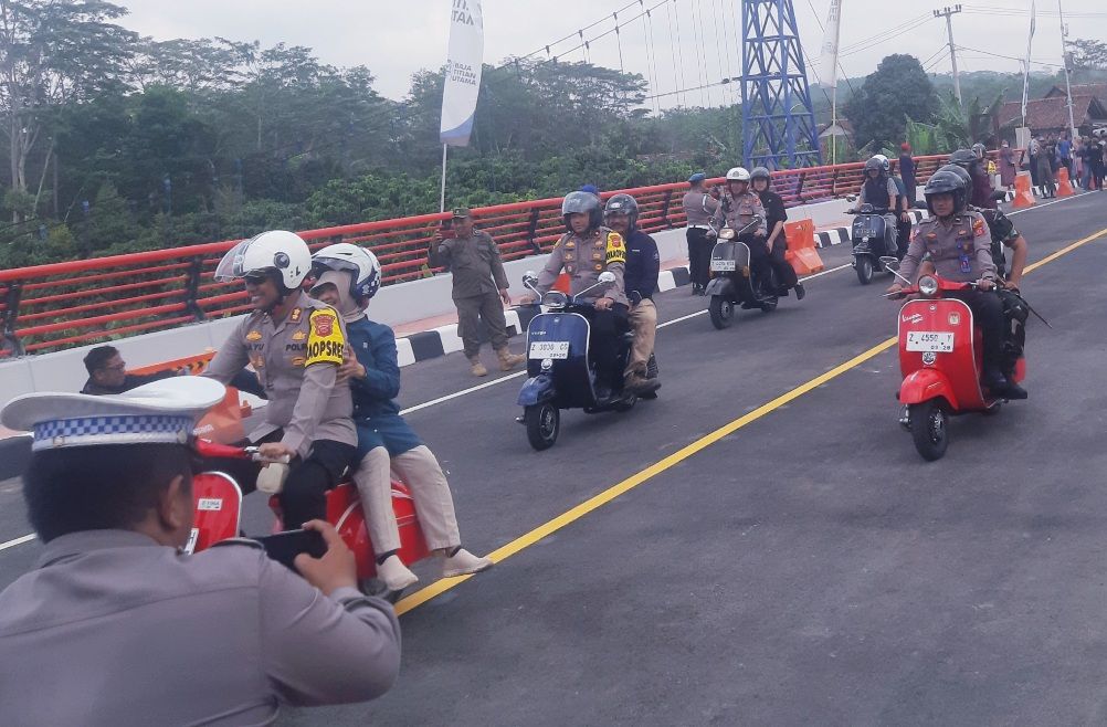 Kapolres Banjar, AKBP Bayu Catur Prabowo bonceng Wali Kota Banjar, Hj.Ade Uu Sukaesih usai peresmian Jembatan Parungsari, Selasa (31/10/2023).