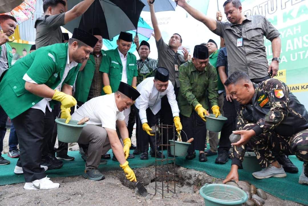 Kapolda Sumut ketika melakukan peletakan batu pertama kantor PW GP Ansor Sumut, Minggu, 29 Oktober 2023.