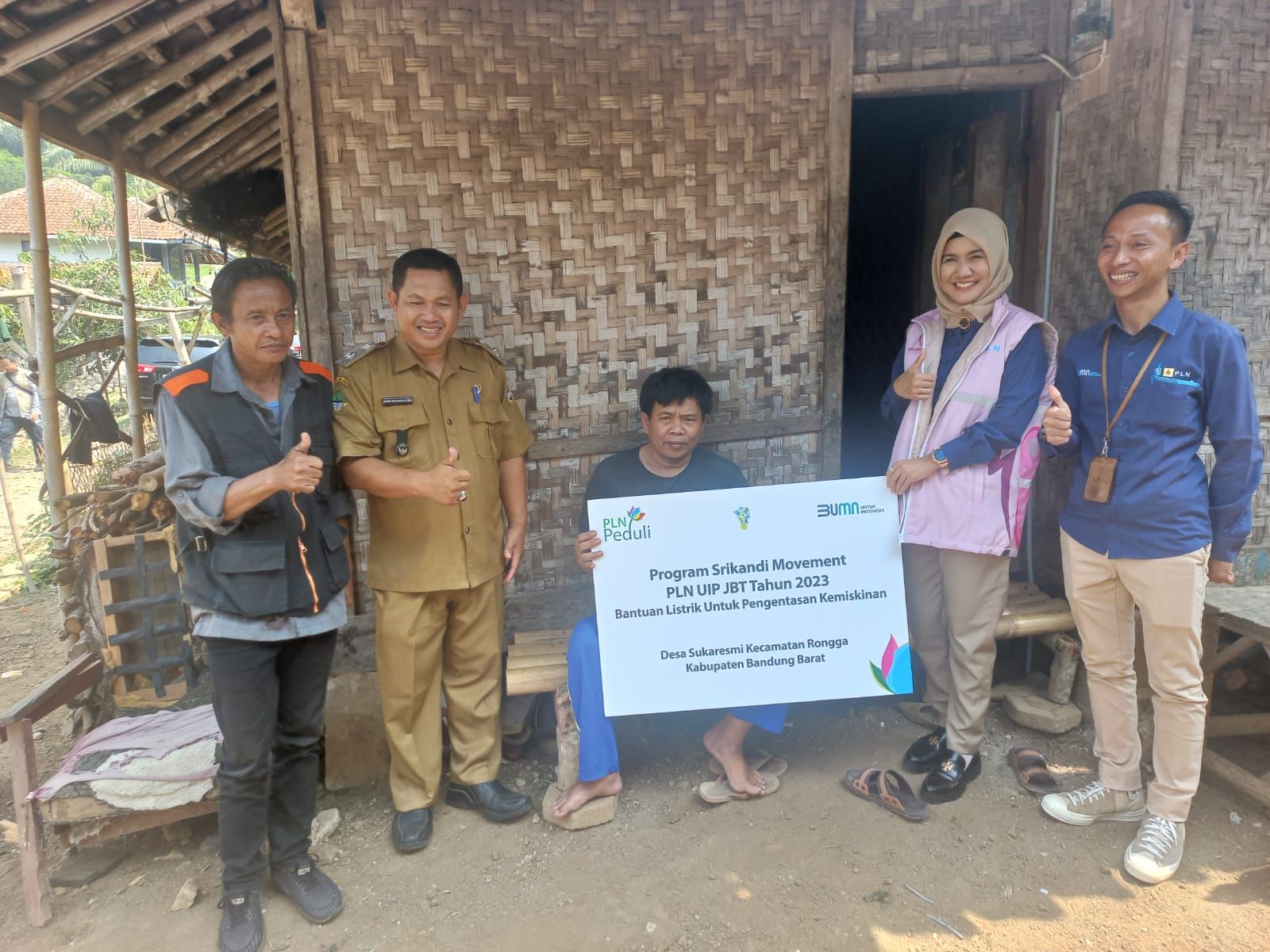 Komunitas pekerja wanita dari PT PLN mengadakan kegiatan pemberian listrik gratis bagi warga di wilayah Desa Sukaresmi, Kecamatan Rongga, Kabupaten Bandung Barat pada Selasa, 31 Oktober 2023.