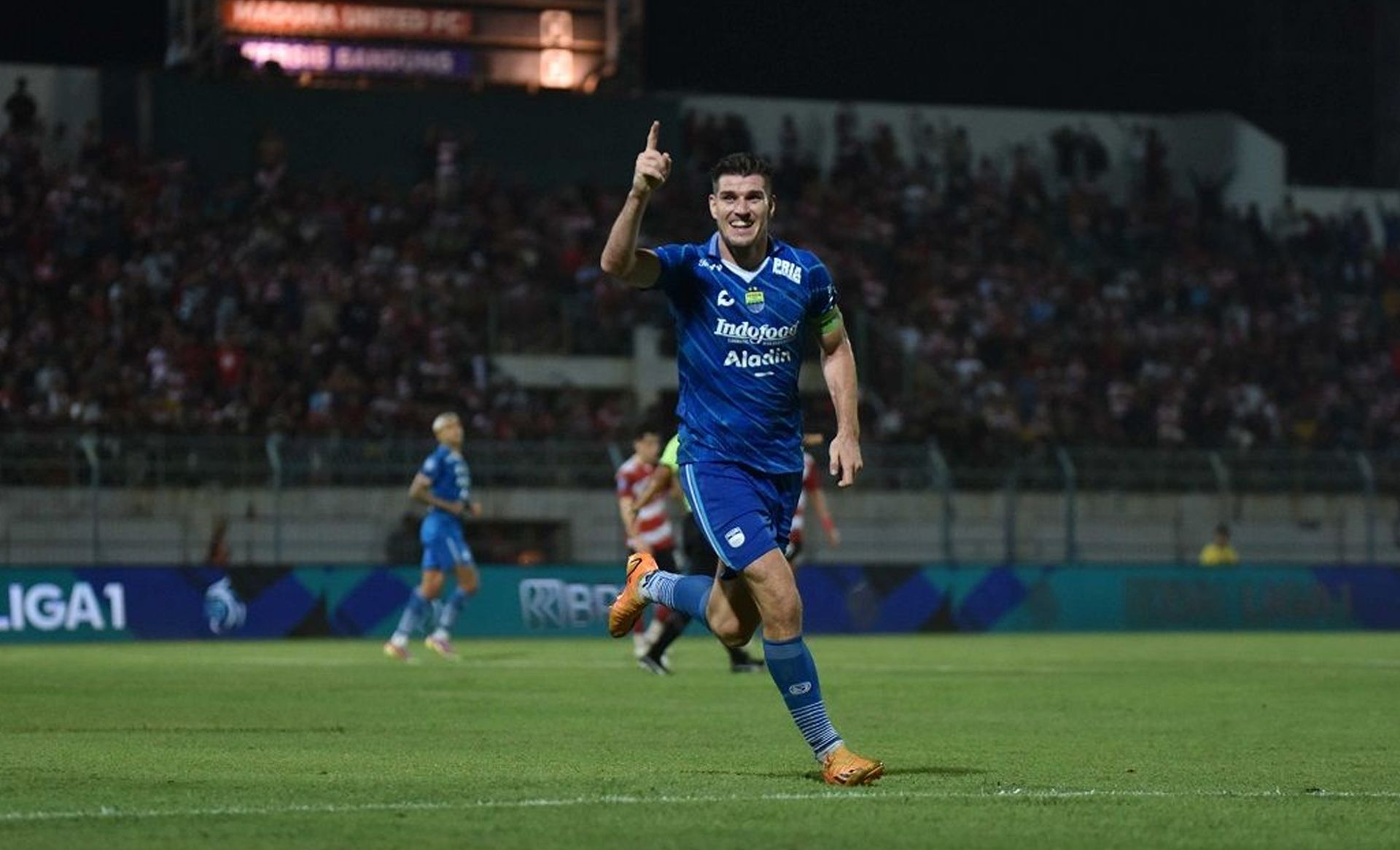 Bek Persib Bandung Nick Kuipers merayakan golnya ke gawang Madura United di Stadion Gelora Bangkalan Rabu, 1 November 2023 dan bawa Persib Bandung menang.