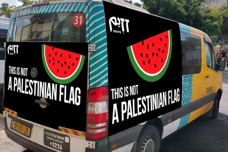 Semangka menjadi simbol Palestina dan benderanya, ketika ekspresi lainnya dilarang oleh otoritas Israel . Sebuah taksi bertuliskan ini bukan bendera Palestina
