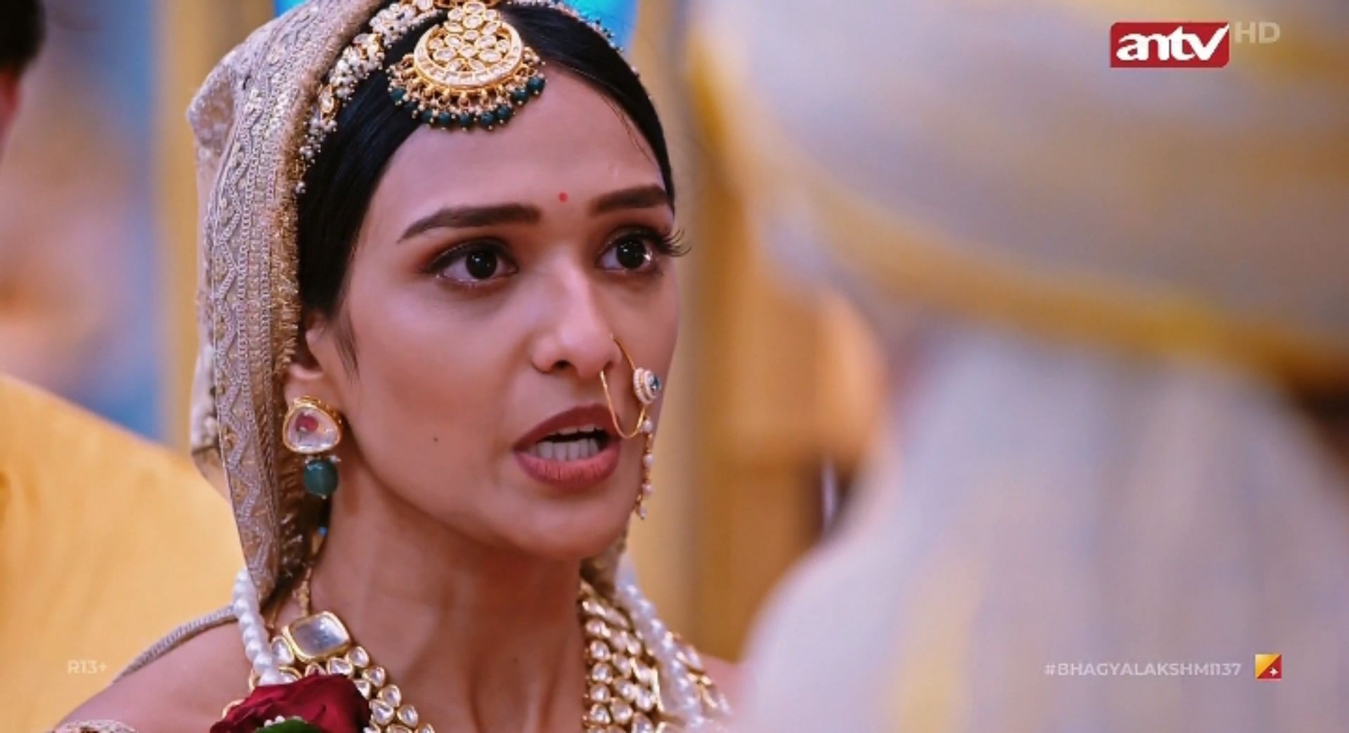 Lakshmi marah dan menampar Vikrant. 
