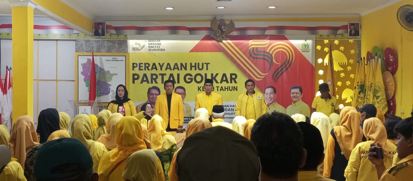 Unsur pimpinan dan kader PG menyanyikan lagu Indonesia raya saat perayaan HUT ke 59.*