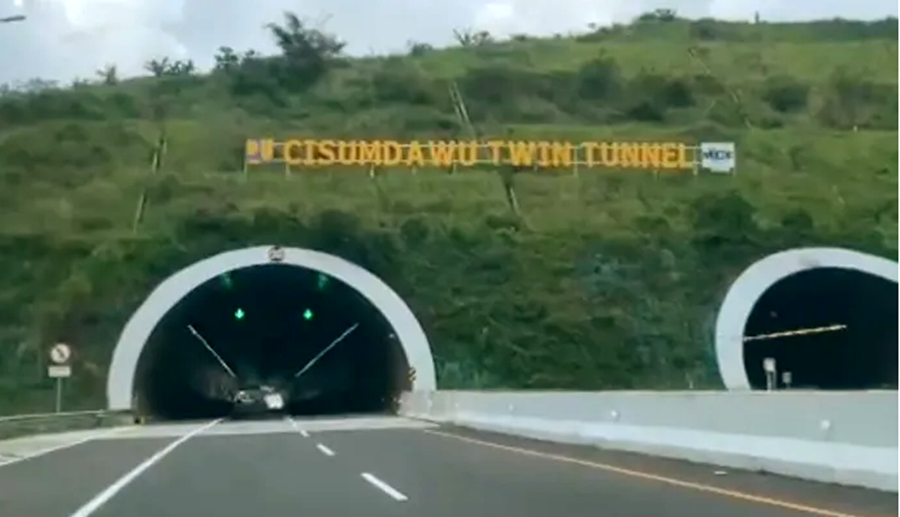 Terowongan kembar tol Cisumdawu, Sumedang.
