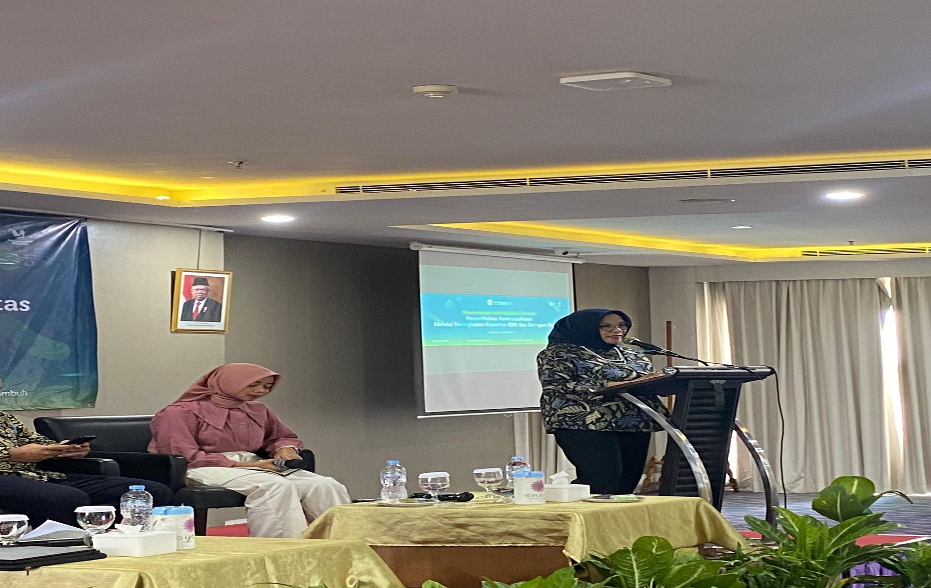Deputi Bidang Kewirausahaan Kemenkop UKM, Siti Azizah memberikan sambutan pada acara pelatihan kewirausahaan bagi mahasiswa