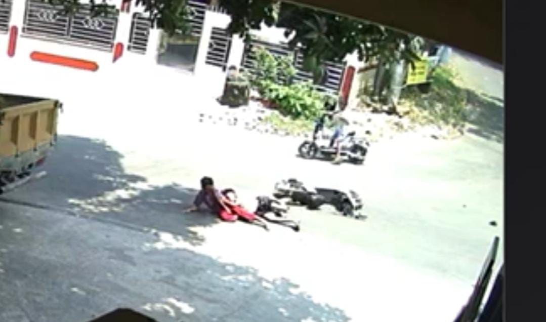 Tiga orang bocah tertabrak sepeda motor saat kendarai sepeda listrik di Jalan Raya Tangsiraya, tepatnya di Kampung Pangsor Lio, Kelurahan/Kecamatan Palabuhanratu