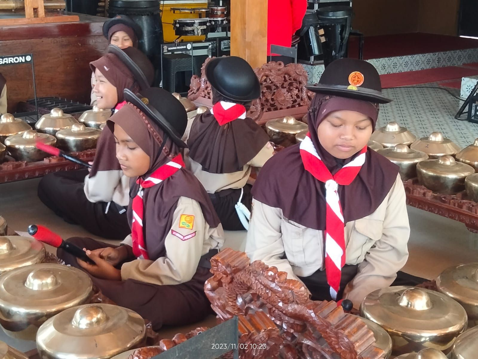 Pramuka SD Negeri 3 Pasinggangan Mengenal Lebih Dekat Budaya Batik dan Gamelan