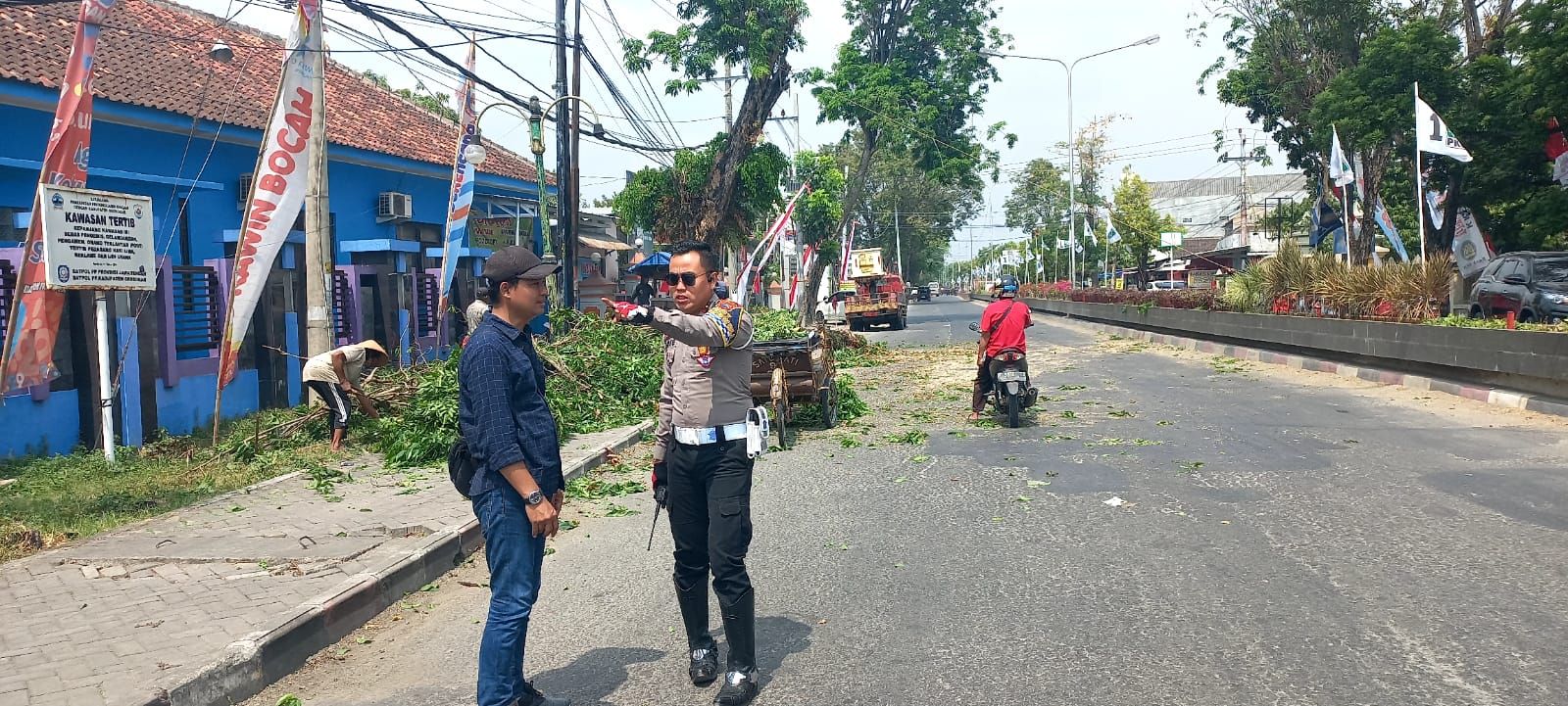 Kanit Turjagwali, Ipda Arie Eko saat berkoordinasi dengan pihak terkait, untuk antisipasi pohon tumbang.
