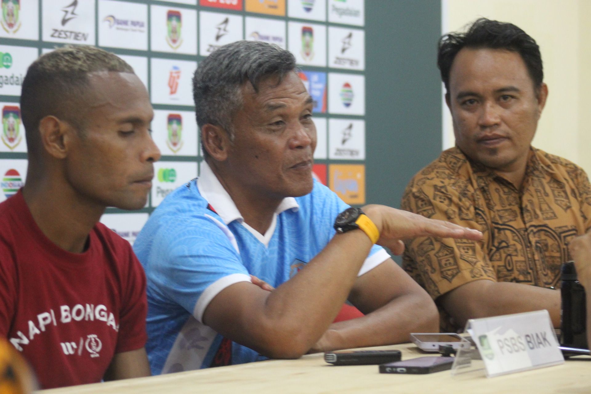 Sesi konferensi pers PSBS Biak yang di wakili Ruben Karel Sanadi bersama pelatih kepala Hendri Susilo (Portal Papua) Silas Ramandey