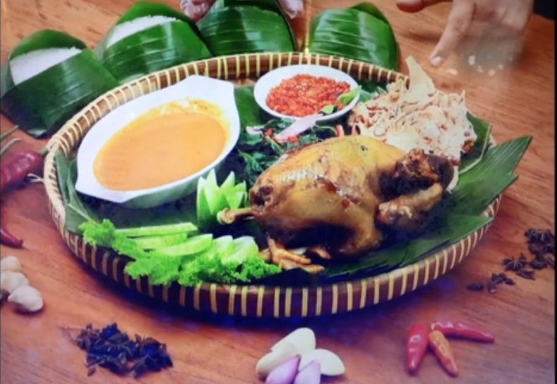 Menu ayam ingkung yang merupakan masakan khas Markikung Resto di Pamulang Tangerang Selatan Banten/tangkapan layar YouTube/Nanik n The Journey 