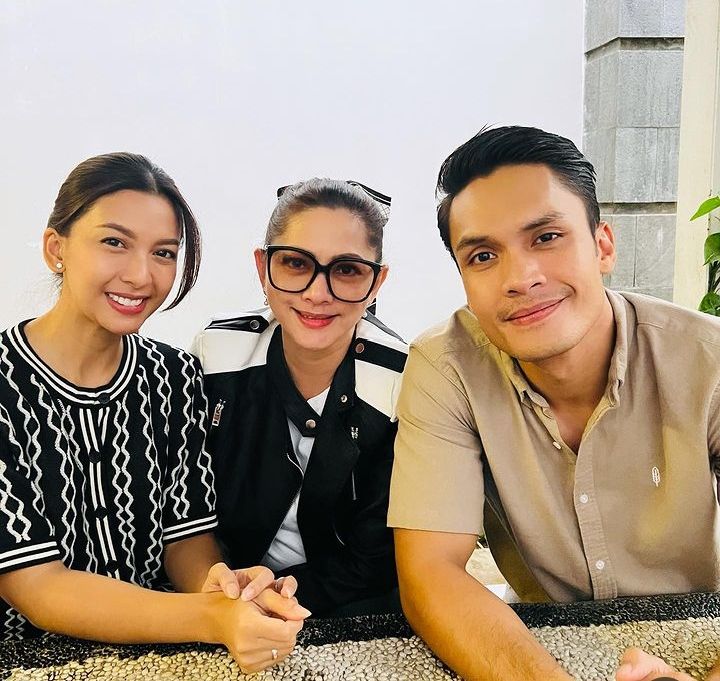 Cut Keke mengunggah dua fotonya bersama dua orang pemeran utama di Takdir Cinta Yang Kupilih, Alisia Rininta dan Randy Pangalila.