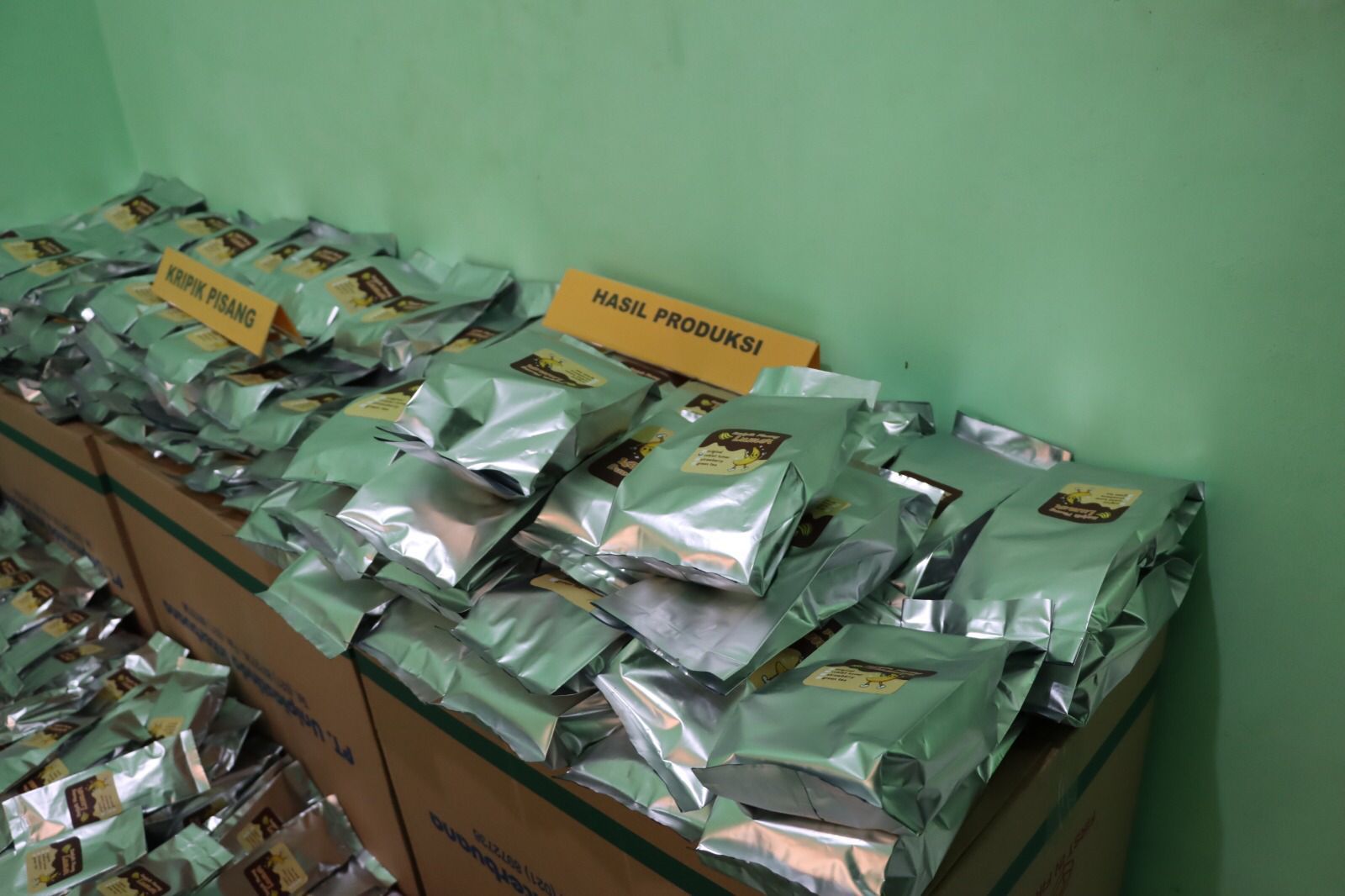 Barang bukti keripik pisang yang diduga mengandung narkoba yang dibongkar Bareskrim Polri dari tempat pembuatan di Bantul, DIY.