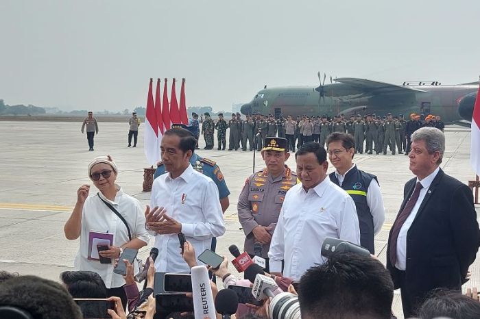 Presiden Joko Widodo menyampaikan keterangan kepada wartawan dalam agenda pelepasan pengiriman bantuan kemanusiaan dari Pemerintah RI untuk masyarakat Palestina di Gaza, bertempat di Base Ops Lanud Halim Perdanakusuma Jakarta Timur di Jakarta, Sabtu (4/11/2023)