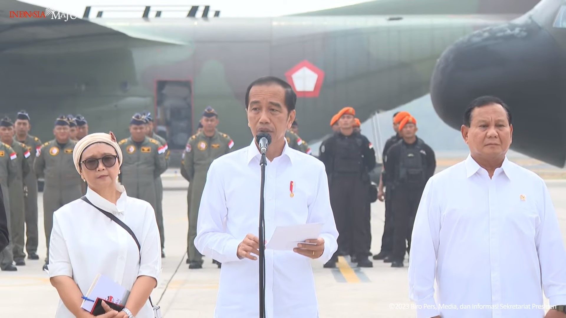 Presiden Jokowi bersama Menteri Pertahanan Prabowo Subianto (kanan), dan Menteri Luar Negeri (Retno Marsudi), melepas bantuan kemanusiaan untuk warga Gaza di Palestina, Sabtu, 4 November 2023.