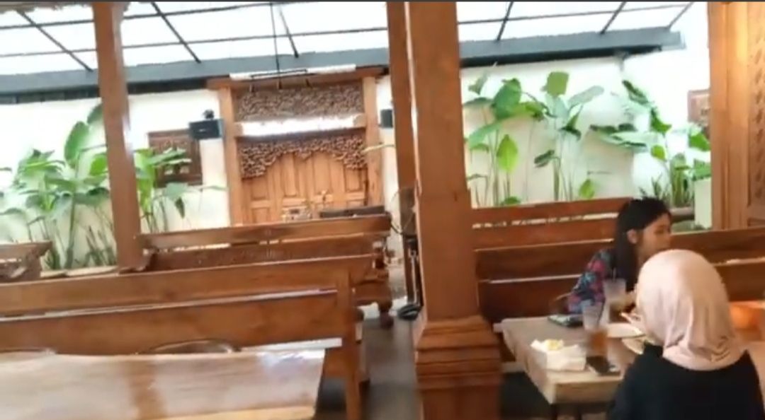 Markikung Resto, resto dan cafe unik asyik kekinian di Pamulang Tangerang Selatan Banten/tangkapan layar YouTube/Nanik n The Journey 