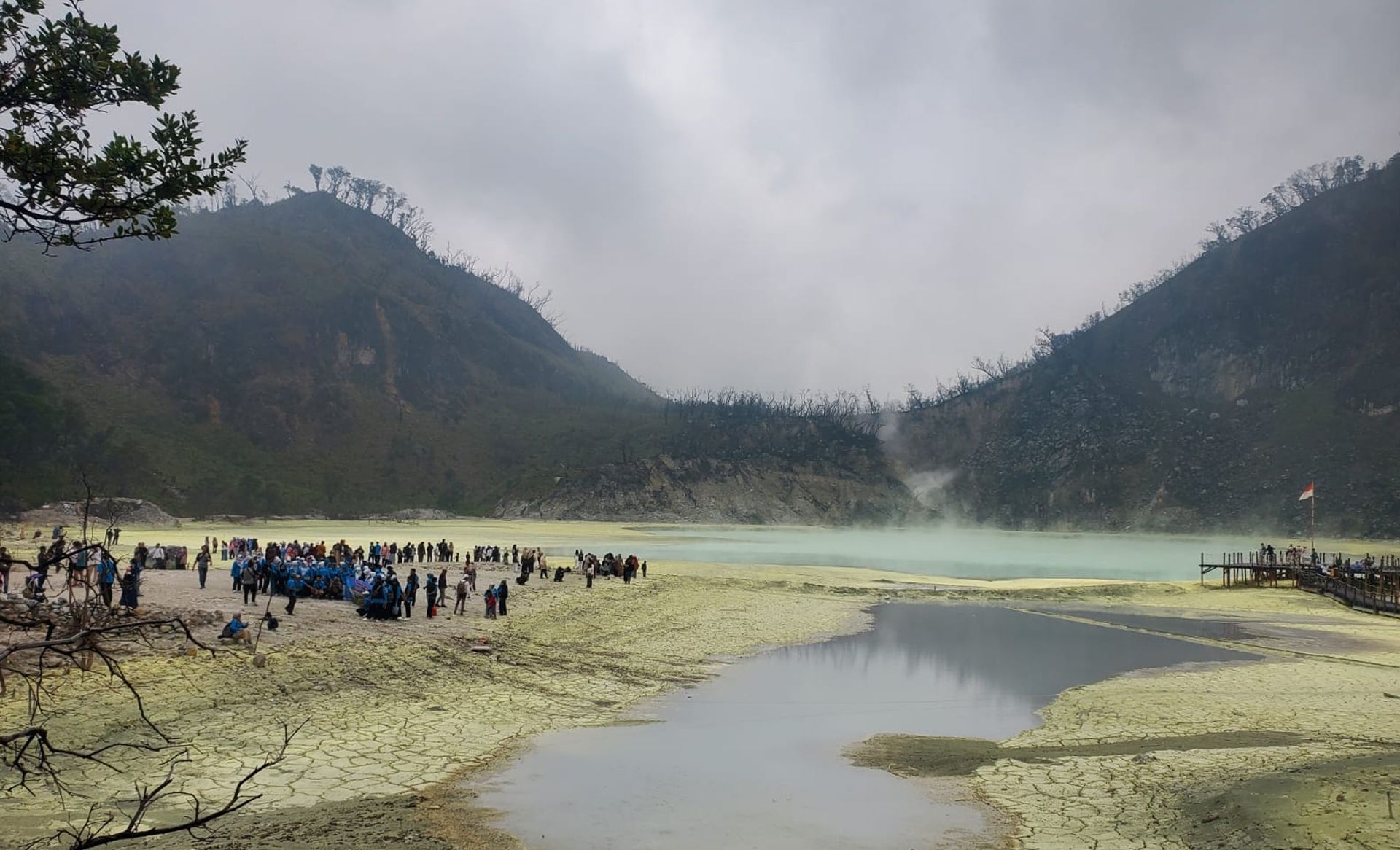 Air danau di destinasi wisata Kawah Putih, Kabupaten Bandung surut, Sabtu 4 November 2023