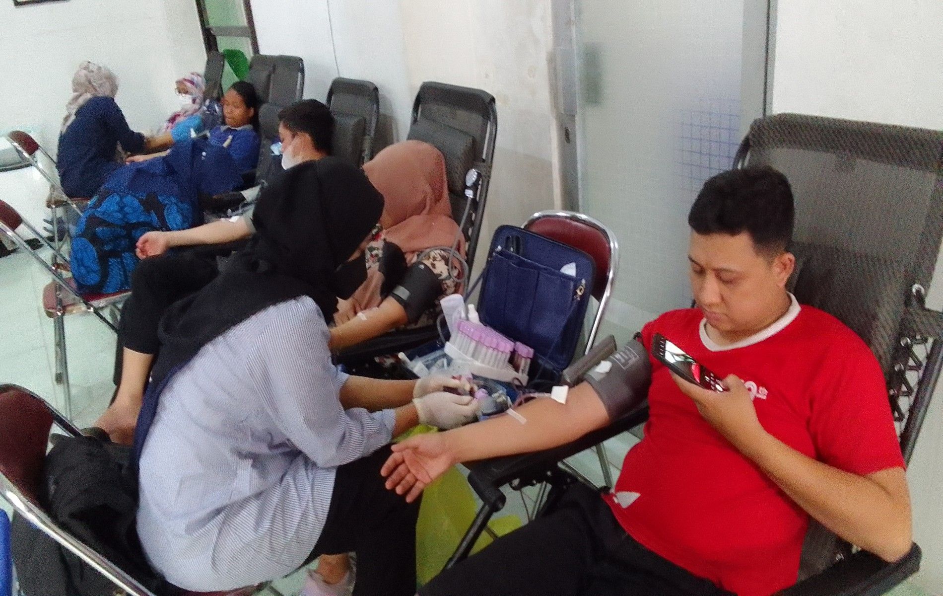 Kegiatan donor darah di kantor JNE Yogyakarta.