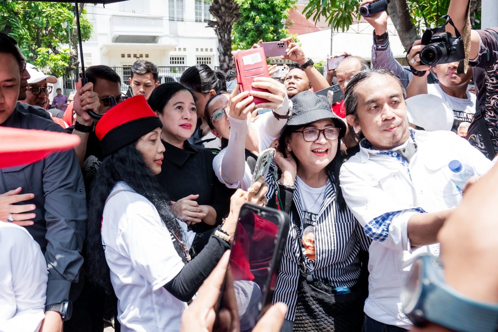Ketua DPP PDIP Puan Maharani berfoto dengan massa usai pembukaan kantor TPD Jawa Timur (FOTO: X (twiiter @@puanmaharani_ri)