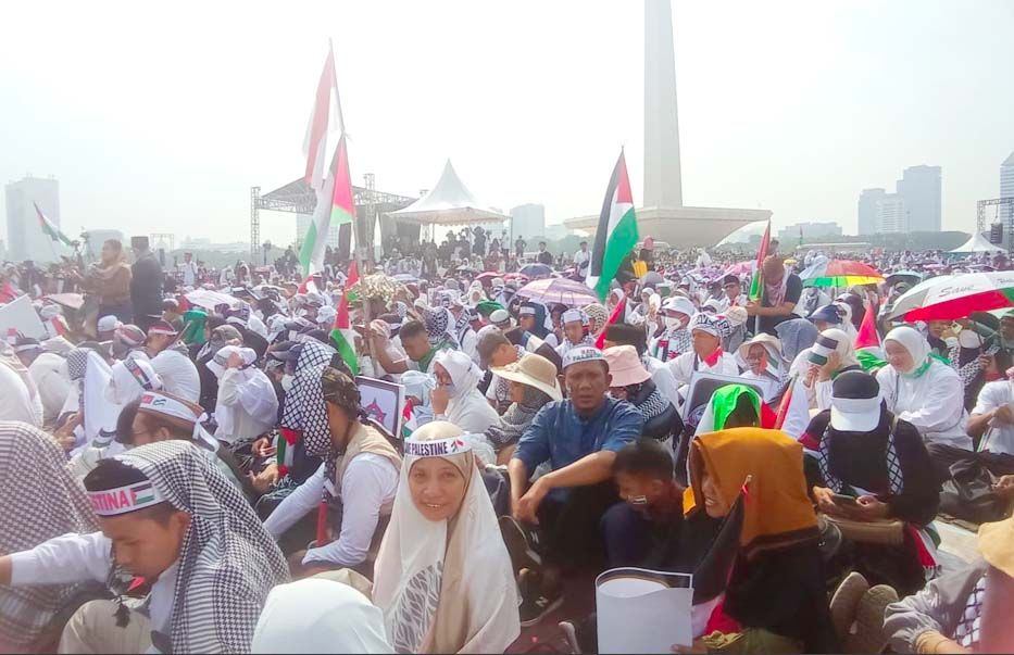 Massa yang menghadiri Aksi Akbar Aliansi Rakyat Indonesia Bela Palestina