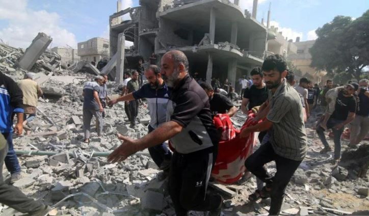 Arsip - Sejumlah warga mengangkut para korban dari sebuah gedung yang hancur akibat serangan Israel di Kota Rafah di Jalur Gaza bagian selatan, Selasa, 17 Oktober 2023. 