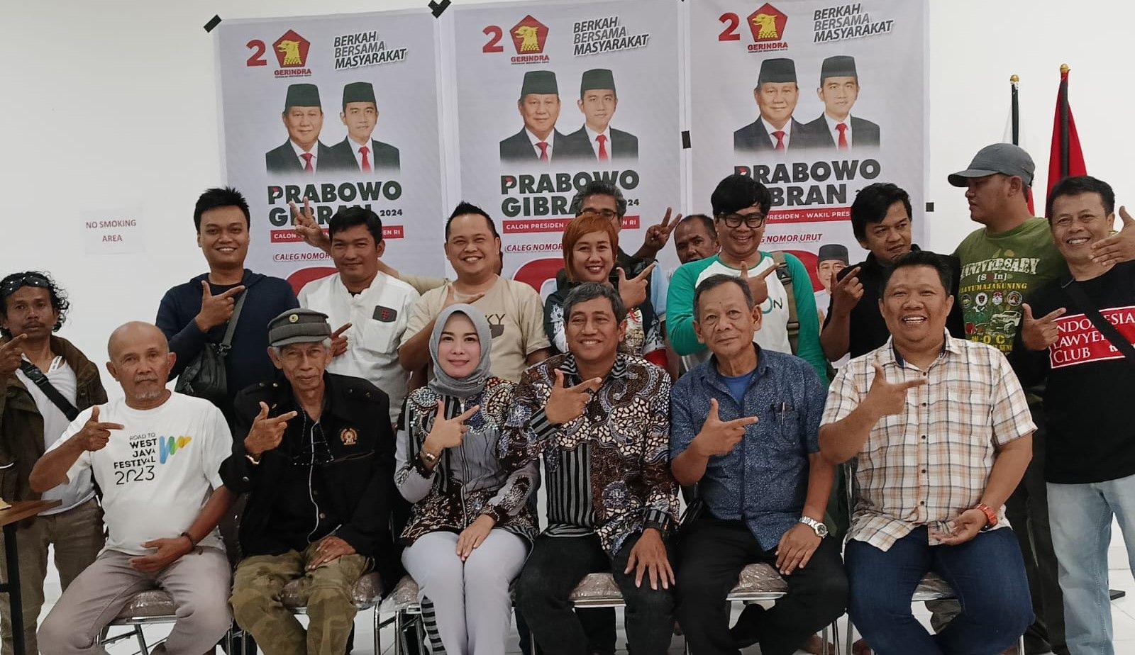 Usai konferensi pers, Calon Anggota DPR RI, H. Rokhmat Ardiyan foto bersama dengan para wartawan di Pos Pemenangan HRA.